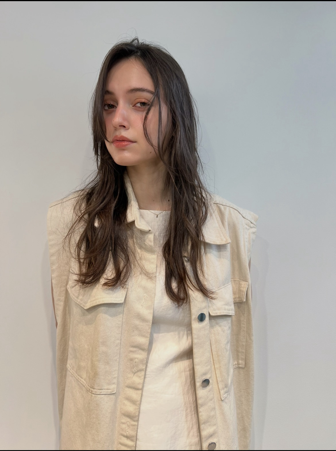 Face-Framing Layers in Tokyo – Soft Movement for Effortless Style