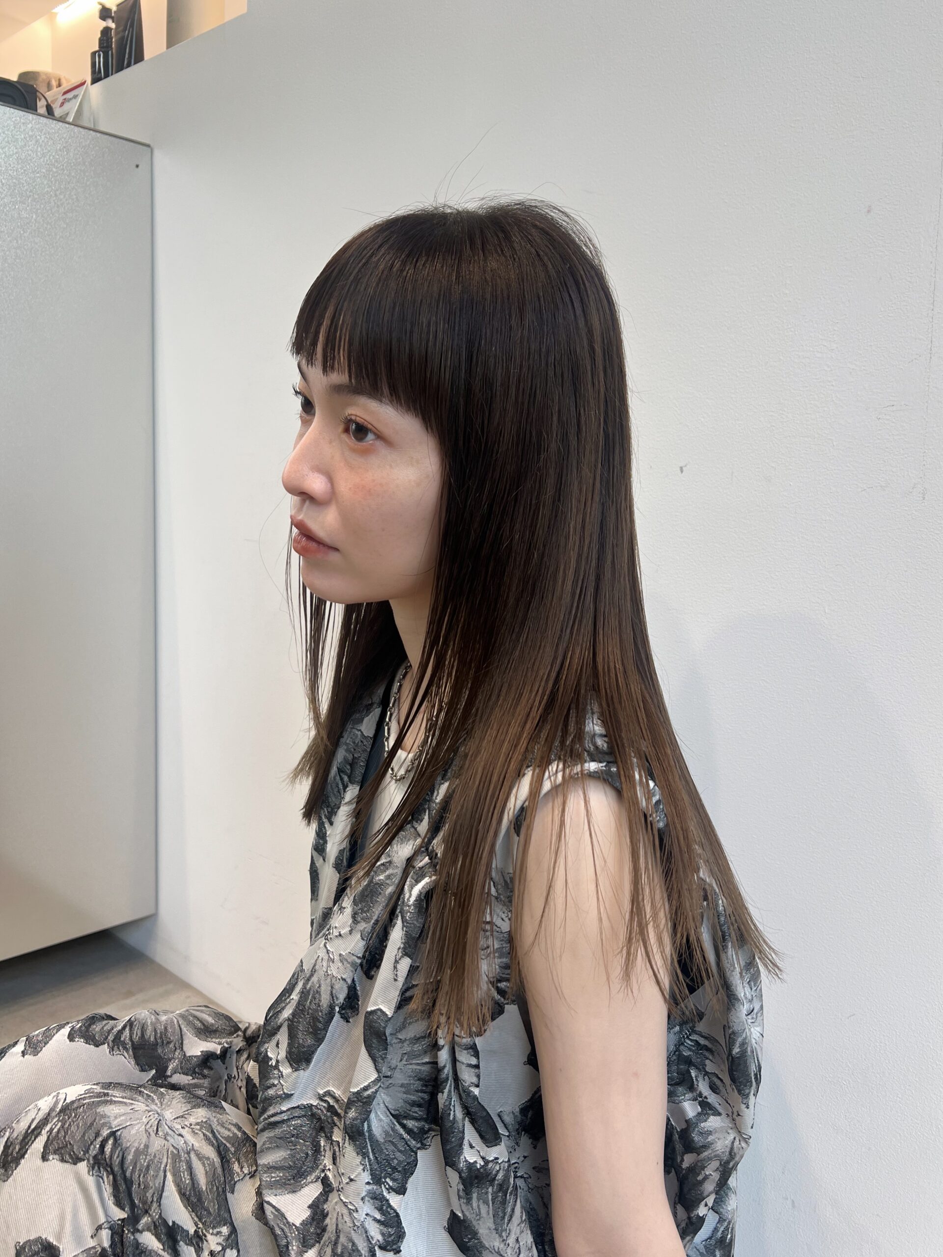 モードなファッションを引き立てる艶ストレートヘア